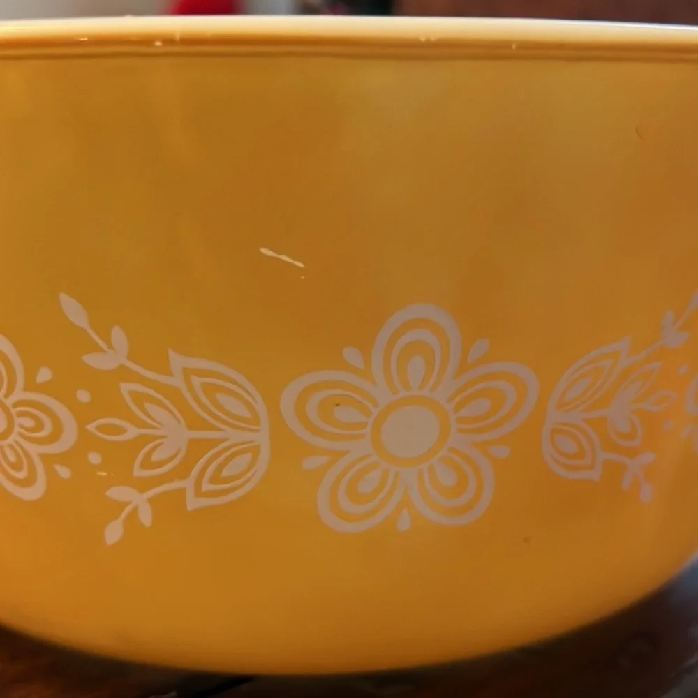 Vintage Pyrex 2 1/2 quart Golden Butterfly White Flowers Bakeware Casserole Dish